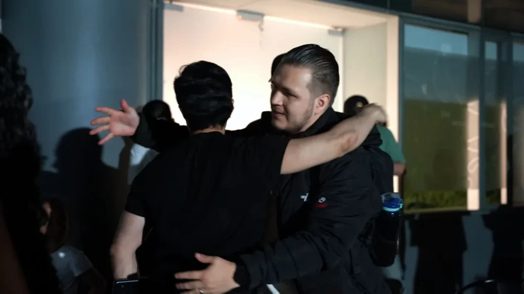 Juan y yo despidiéndonos con un abrazo.