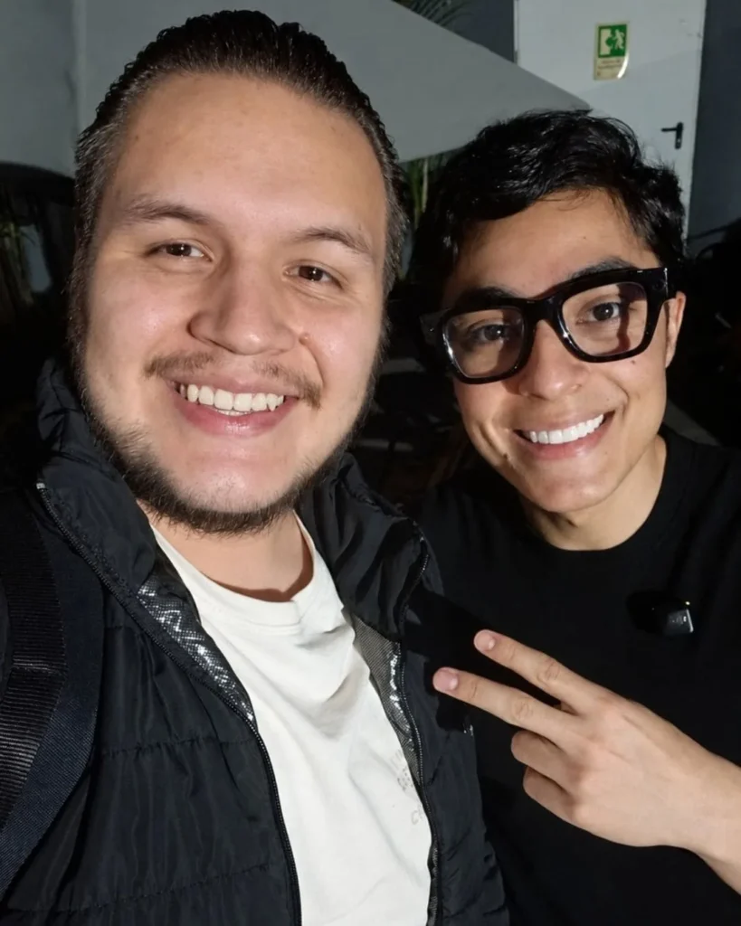 Selfi de Juan y yo sonriendo.