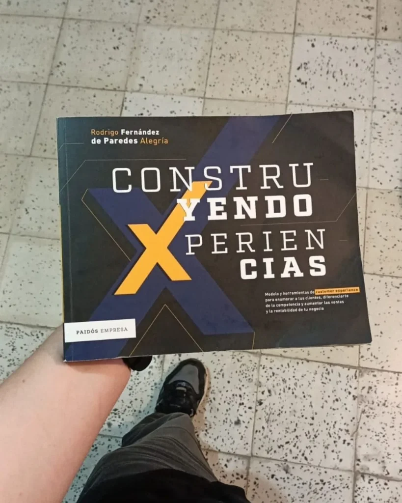 Portada del libro Construyendo Experiencias, de Rodrigo Fernández de Paredes Alegría.